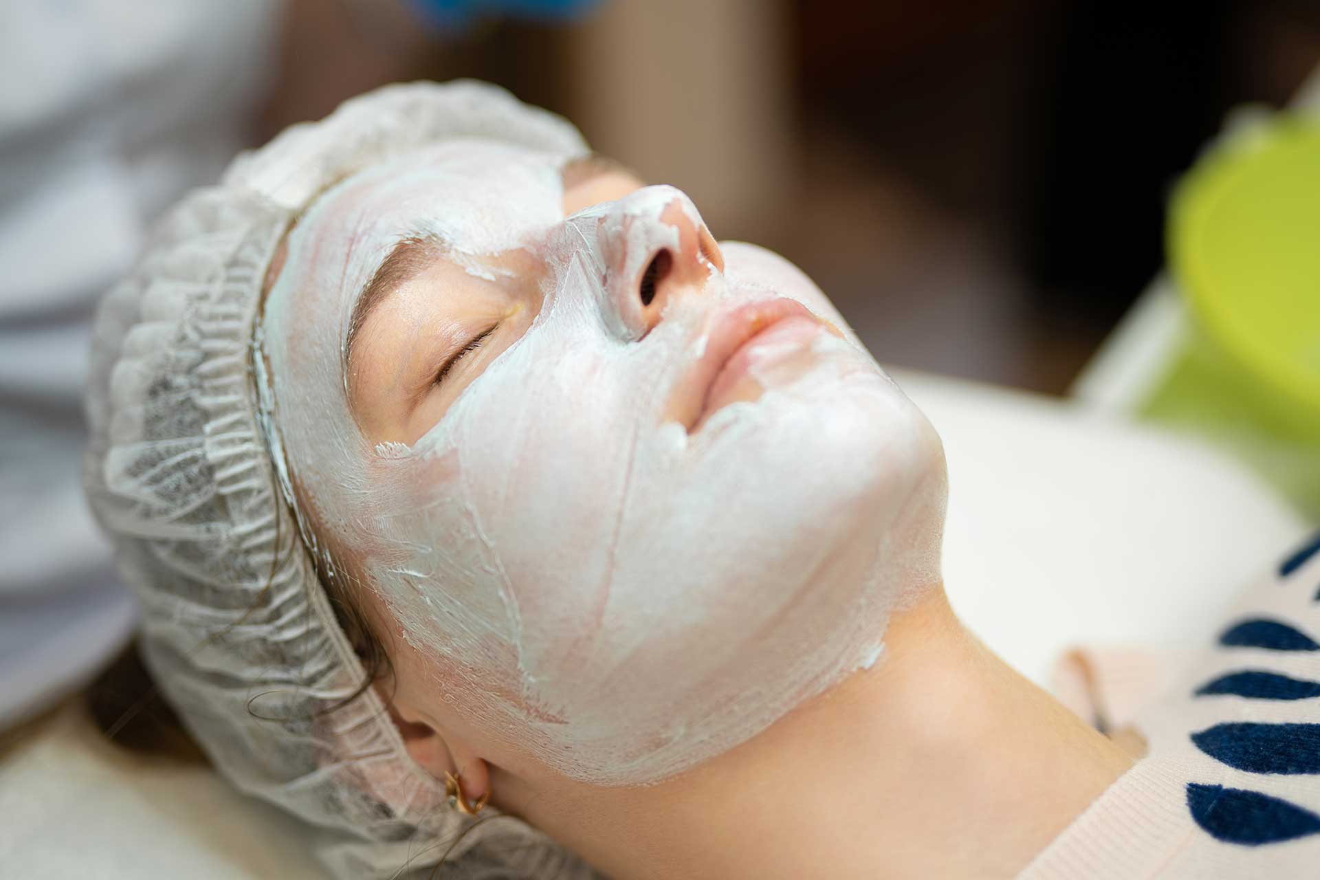 Güzellik Salonunda Yapılan Cilt Bakım Maskeleri
